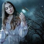 砂時計を眺める女性のイメージ