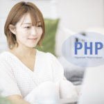 PHPの学習をしている女性