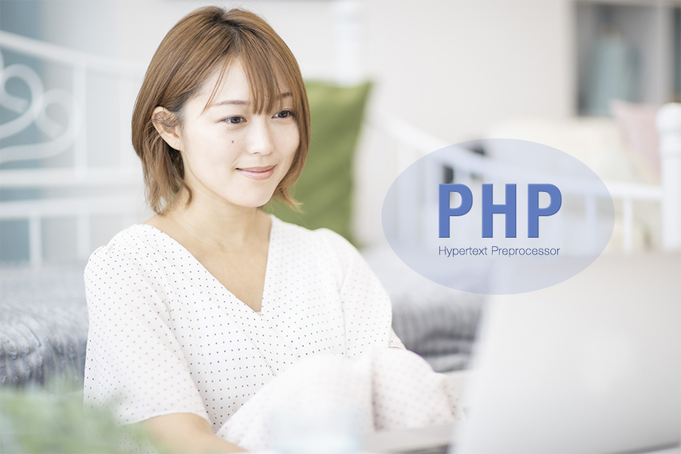 PHPの学習をしている女性